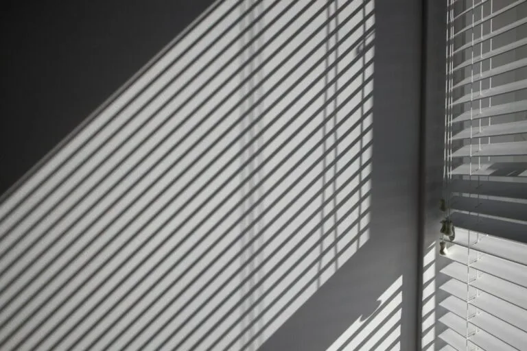Jaluzele orizontale din aluminiu montate la interior